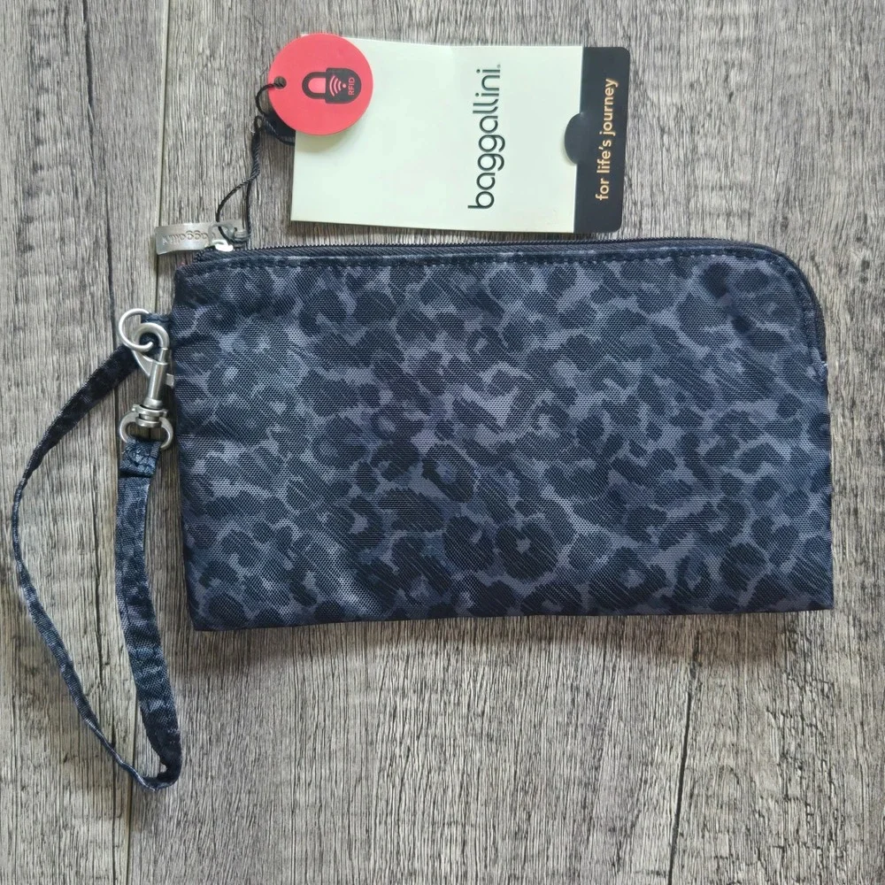 Baggallini RFID Wristlet Leopard Print Grey Black Nylon Pouch GWP193B0857 NWT